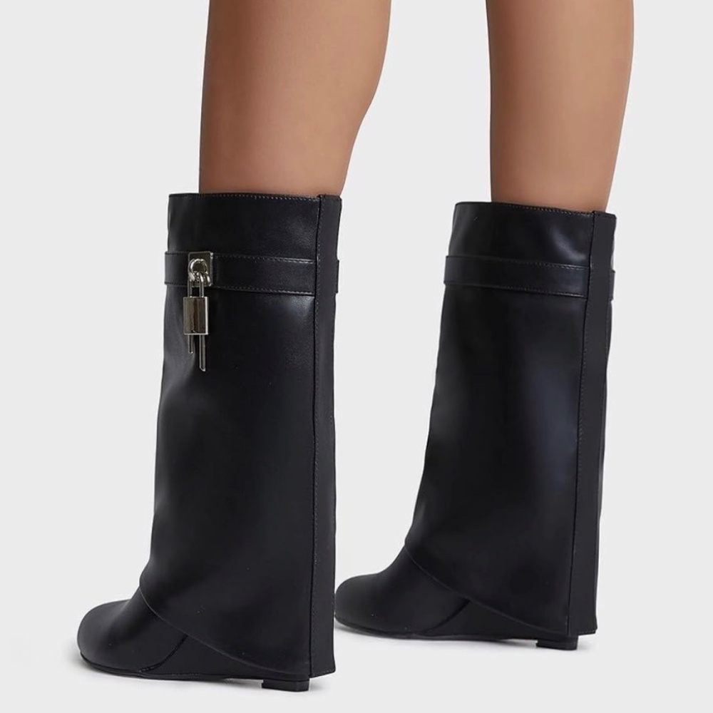 padlock boots - Picture 3 of 3